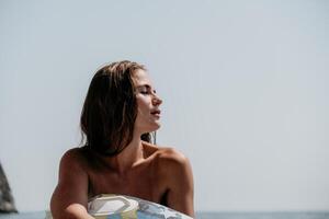 Frau Sommer- Meer. glücklich Frau Schwimmen mit aufblasbar Krapfen auf das Strand im Sommer- sonnig Tag, umgeben durch vulkanisch Berge. Sommer- Ferien Konzept. foto