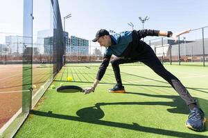 ein Padel Spieler springen zu das Ball, gut suchen zum Beiträge und Poster. Mann mit schwarz Schläger spielen ein Spiel im das öffnen hinter das Netz Gericht draußen. Fachmann Sport Konzept mit Raum zum Text foto