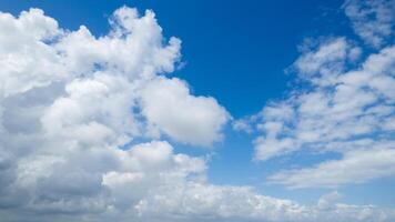 Blau Himmel und flauschige Wolken Hintergrund foto