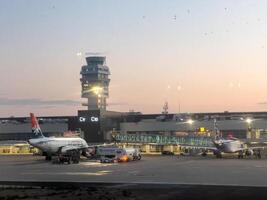 Affines, Griechenland - - 20 August 2023. Passagier Flugzeuge Stand in der Nähe von Flughafen Terminals beim Sonnenuntergang foto