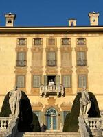 Mailand, Italien - - 12 November 2023. Braut und Bräutigam Stand auf das Balkon von das alt Kanton Villa. Bergamo, Italien foto
