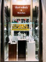 budva, Montenegro - - 25 Dezember 2022. Vitrine von ein Schmuck Geschäft mit Schmuck auf Sockel. Untertitel. Silber Schmuck und Uhren foto