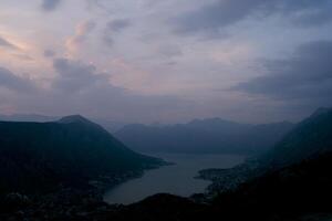 Panorama von das Bucht von kotor umgeben durch ein Berg Angebot beim Dämmerung beim Sonnenuntergang. Drohne foto