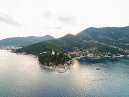Kap von das Stadt, Dorf von Lepetan beim das Fuß von das Berge auf das Strand. Montenegro foto