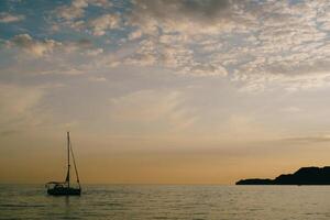 Segeln Yacht Segel auf das Meer beim Sonnenuntergang foto