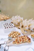 Würste im Teig Lüge auf ein Tafel Nächster zu Croissants und Gebäck auf Tabletts foto