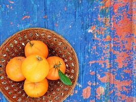 Orangen auf Holzuntergrund foto