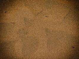 Textur von dunklem Sand am Meer foto