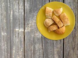 Brot auf hölzernem Hintergrund foto