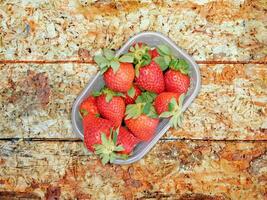 Erdbeeren auf Holzuntergrund foto