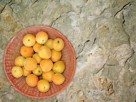Aprikosen auf Marmor Hintergrund foto