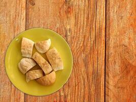 Brot auf hölzernem Hintergrund foto