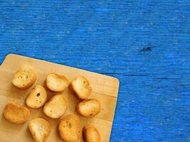 Brot auf hölzernem Hintergrund foto