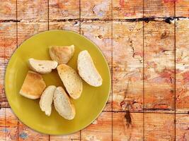 Brot auf hölzernem Hintergrund foto