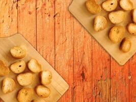 Brot auf hölzernem Hintergrund foto