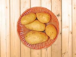 Kartoffeln auf das hölzern Hintergrund foto