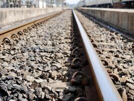 Zug Schiene, Eisenbahn Spuren im das Landschaft, ein Zug Reisen Nieder Zug Spuren, Eisenbahn Spuren foto