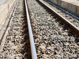 Zug Schiene, Eisenbahn Spuren im das Landschaft, ein Zug Reisen Nieder Zug Spuren, Eisenbahn Spuren foto