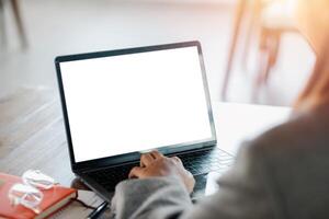 Nahansicht zurück Aussicht von ein Geschäft Frau Arbeiten im das Büro tippen, suchen beim das Bildschirm. Büro Arbeiter mit ein Notizbuch Computer. foto