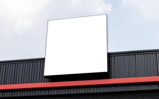 spotten oben Weiß Licht Box Plakatwand auf Gebäude mit Blau Himmel Hintergrund .Ausschnitt Pfad zum Attrappe, Lehrmodell, Simulation foto