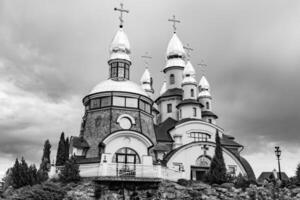 christliches Kirchenkreuz im hohen Kirchturm zum Gebet foto