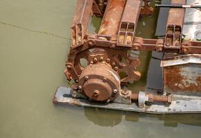 Eisen Maschinen schwebend im das Wasser, suchen mögen das Beine von ein Krieg Panzer foto