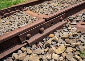 Eisen Gelenke auf das Eisenbahn Spuren Das aussehen rostig braun foto