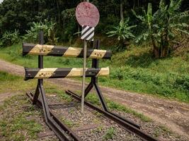 das Eisen Bar Das zeigt an das Eisenbahn ist Über foto