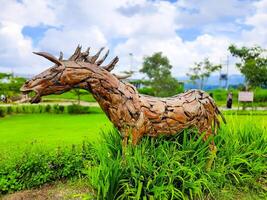 Solok, Indonesien - - Februar 8, 2024. einzigartig Pferd Statue gemacht von Stücke von Holz beim das Abonnieren Molkerei Bauernhof Tourist Attraktion foto