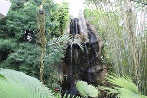 Wasserfall Feature im ein Innen- Terrasse Garten. foto