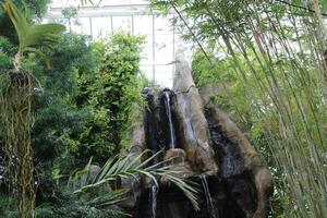 Wasserfall Feature im ein Innen- Terrasse Garten. foto