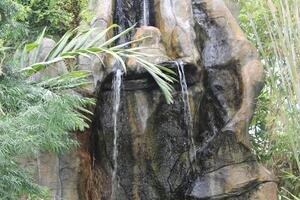 Wasserfall Feature im ein Innen- Terrasse Garten. foto