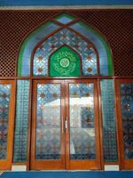 das Eingang zu das Moschee ist dekoriert mit Arabisch Ornamente foto