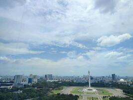 Aussicht von Gebäude und der Verkehr im das indonesisch Stadt von Jakarta foto