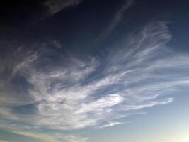 hoch Stuten Schwanz Wolken im gradant Himmel Licht zu dunkel foto