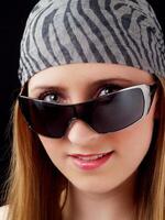 jung blond Frau spähen Über Sonnenbrille foto