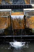 Folsom, ca, 2012 - - Fliese Brunnen Wasser Gießen aus in Fang Becken unten foto