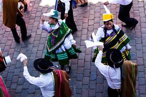 cusco, Peru, 2015 - - Männer und Frauen im traditionell Kostüm Süd Amerika foto