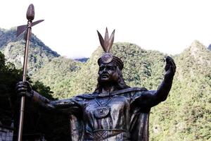 aguas Calientes, Peru, 2015 - - Oberer, höher Hälfte Inka Führer Statue Süd Amerika foto