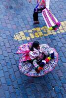 cusco, Peru, 2015 - - Frau im traditionell Kostüm Tanzen inti Raymi Festival Süd Amerika foto