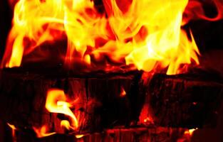 Holz Feuer Verbrennung im Kamin einfügen Zypresse Protokolle foto