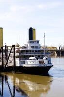 Sakrament, ca, 2016 - - Stern von Fluss Boot gebunden oben zu Dock Sakramento Fluss foto