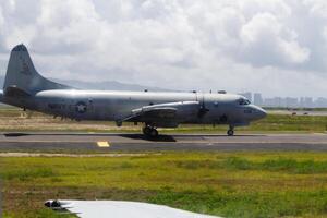 Honolulu, Hi, 2016 - - Marine Stütze Flugzeug auf Runway zu nehmen aus mit wolkig Himmel foto