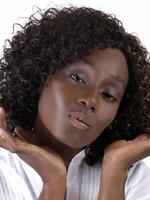 Nahansicht Porträt jung schwarz Frau mit Fältchen foto