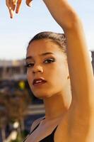 jung afrikanisch amerikanisch Teen Frau draußen tanzen Pose foto