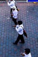 cusco, Peru, 2015 - - Männer spielen einheimisch Flöten inti Raymi Festival Parade Süd Amerika foto