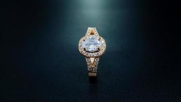 Foto von einem goldenen Damenring, der mit einem funkelnden Diamanten verziert ist