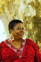 Mitte alt afrikanisch amerikanisch Frau draussen Porträt mit Baum foto