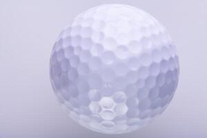 alt Golf Ball Nahansicht auf Licht Hintergrund foto