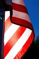 Sonnenlicht leuchtenden durch vereint Zustände Flagge rot und Weiß Streifen foto